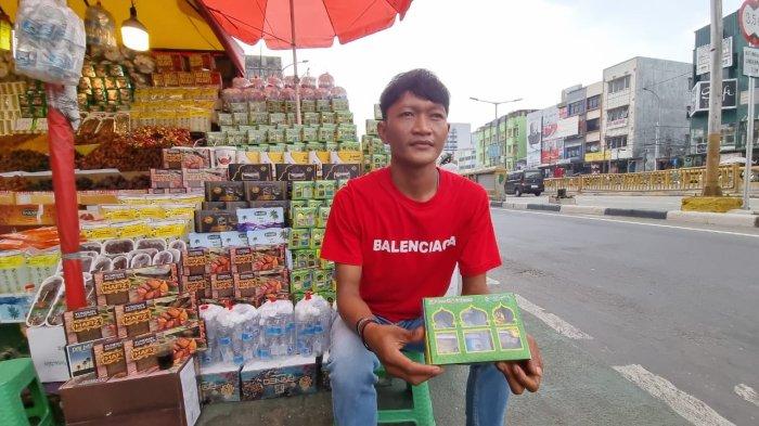 Daus, pedagang kaki lima yang menjual oleh-oleh haji di Pasar Tanah Abang, Jakarta Pusat.