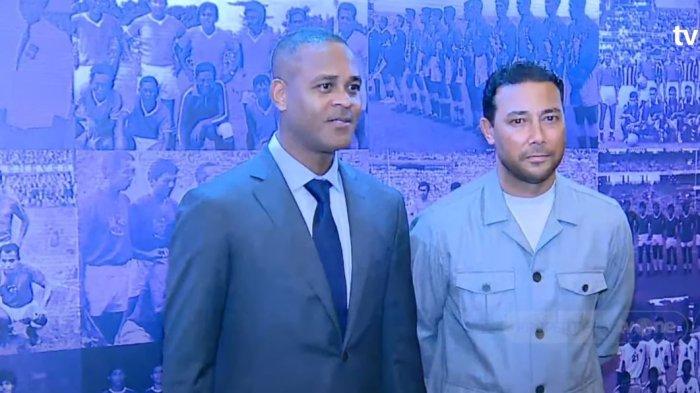 Pelatih kepala Timnas Indonesia Patrick Kluivert bersama asisten pelatih Denny Landzaat.