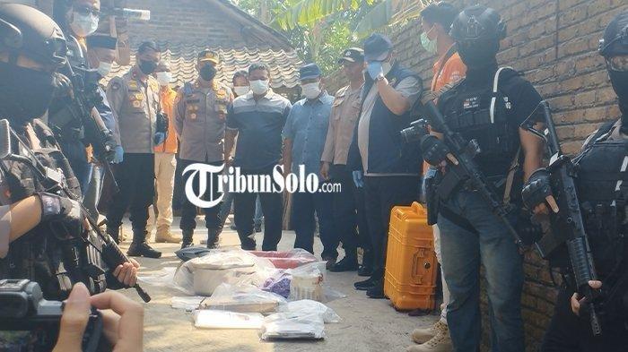 Densus 88 Antiteror saat menggeledah rumah terduga teroris berinisal S di Banyudono, Boyolali, Jumat (4/8/2023)
