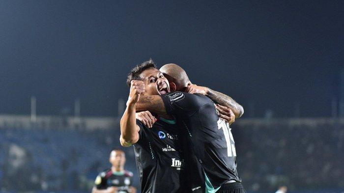 Dua penyerang Persib Bandung, Dimas Drajad dan David da Silva melakukan selebrasi setelah mencetak gol di Liga 1.