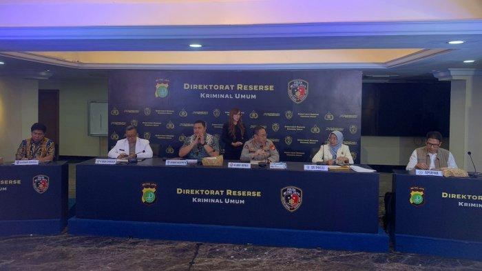 Direktur Reserse Kriminal Umum (Dirkrimum) Polda Metro Jaya Kombes Hengki Haryadi (tengah) memimpin jumpa pers kasus penemuan jasad ibu dan anak tinggal tengkorak di Cinere Depok, di Mapolda Metro Jaya, Semanggi, Jakarta Selatan, Jumat (6/10/2023). Penyebab kematian karena bunuh diri.