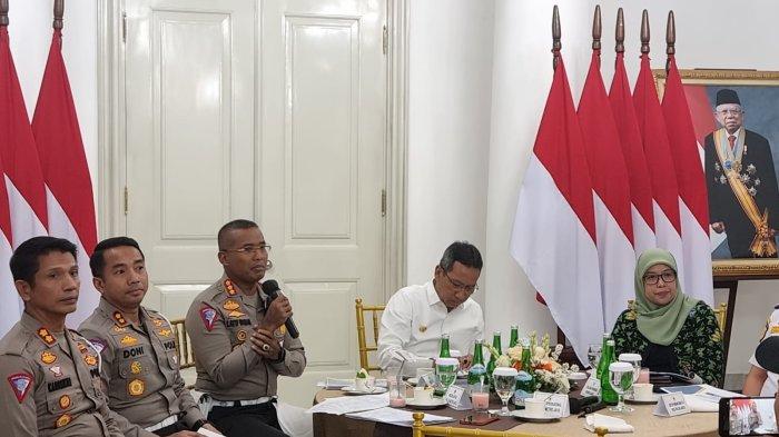 Dirlantas Polda Metro Jaya, Kombes Latif Usman (ketiga dari kiri) saat rapat rekayasa lalu lintas saat KTT ASEAN di Balai Kota DKI Jakarta, Rabu (23/8/2023).
