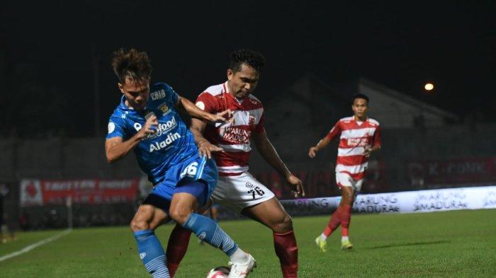Bek sayap Persib Bandung Rezaldi Hehanussa dikawal ketat bek Madura United Dodi Alexvan Djin.