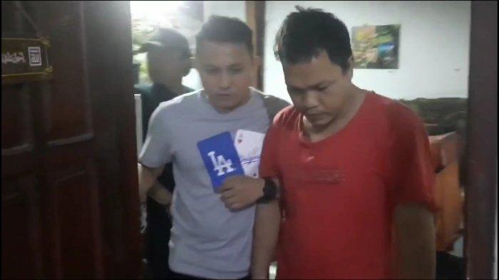 Detik-detik pelaku spesialis bobol ATM di Kelapa Gading (kaus merah) dijemput polisi dari rumahnya.
