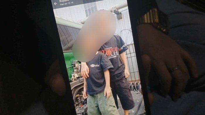 Dua anak laki-laki dibawa kabur pengasuhnya dari rumah kontrakan di Jalan Kramat Jaya, Kelurahan Semper Barat, Cilincing, Jakarta Utara.