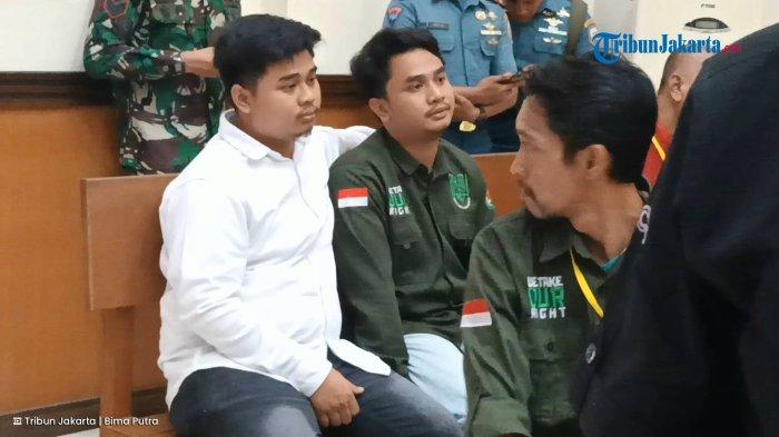 Dua anak mendiang Ilyas Abdurrahman, Rizky Agam Syahputra (kemeja putih) dan Agam Muhammad Nasrudin (kemeja hijau) saat menyaksikan sidang tiga oknum anggota TNI AL di Pengadilan Militer II-08 Jakarta, Senin (10/2/2025). TRIBUNJAKARTA.COM/BIMA PUTRA