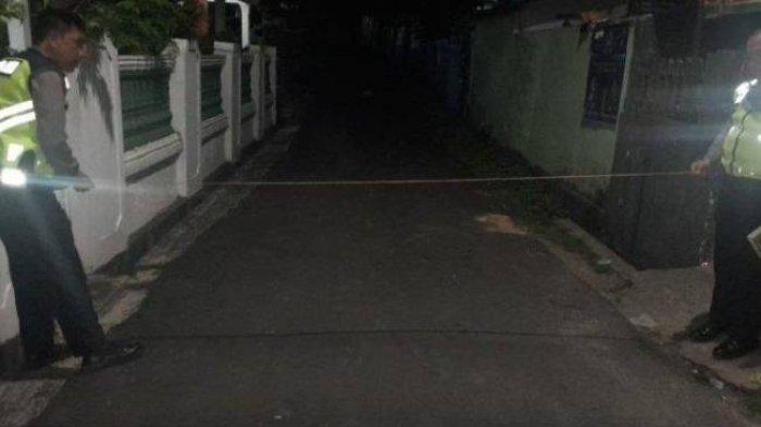 Dua anggota satlantas Polresta Bandar Lampung melakukan olah TKP meninggalnya balita setelah ditabrak anggota DPRD Lampung Okta Rijaya M, Selasa (1/8/2023).