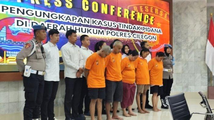 Dua pria Ujang dan Yayan ternyata yang membuang jasad korban di pesisir pantai Lebak dengan imbalan Rp 100 ribu. 
