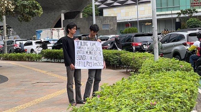 Dua remaja menggelar aksi membentangkan poster di Bundaran HI, Menteng, Jakarta Pusat, Kamis (20/3/2025).