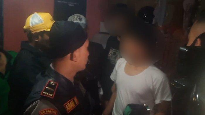 Dua remaja pelaku tawuran yang diamankan warga di Jalan Pahlawan Revolusi, Duren Sawit, Jakarta Timur, Sabtu (2/9/2023)