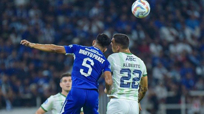 Duel pemain bertahan PSIS Semarang Wahyu Prasetyo dan bek Persib Bandung Alberto Rodriguez di Stadion Jatidiri, Semarang, Minggu (20/8/2023).