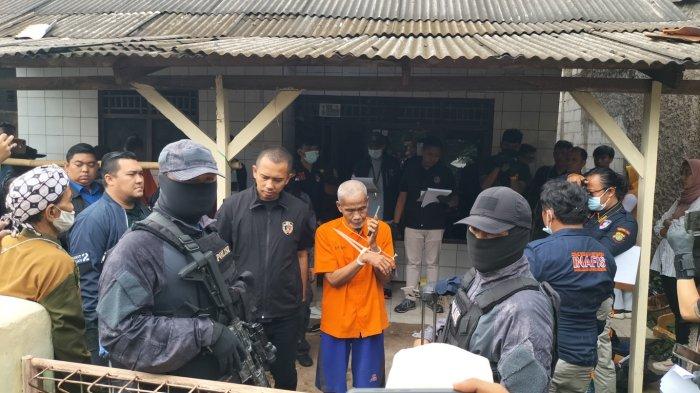 Tersangka Duloh dan Dede dalam memeragakan adegan di rekonstruksi di TKP rumah kontrakan Ciketing Udik, Bantargebang, Kota Bekasi, Rabu (1/3/2203).