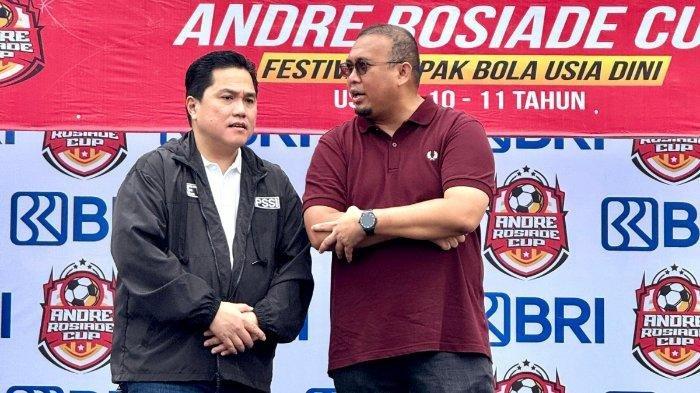 ERICK THOHIR DAN ANDRE ROSIADE - Ketua Umum PSSI, Erick Thohir saat hadir dalam acara penutupan turnamen sepakbola usia dini, Andre Rosiade Cup yang diadakan di ASIOP Training Ground Bogor, Sabtu (28/6/2025).