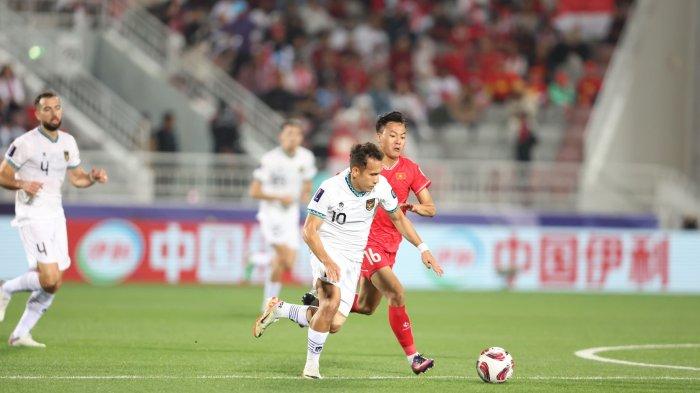 Winger Timnas Indonesia Egy Maulana Vikri menggiring bola. Timnas Indonesia berhasil meraih kemenangan 1-0 kontra Vietnam pada laga kedua fase Grup D Piala Asia 2023, Jumat (19/1/2023) malam WIB.
