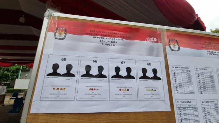 Empat pasangan capres cawapres terpampang di surat suara dalam simulasi pemungutan suara yang digelar KPU Jakarta Pusat di halaman kantor Wali Kota Jakarta Pusat, Rabu (17/1/2024).