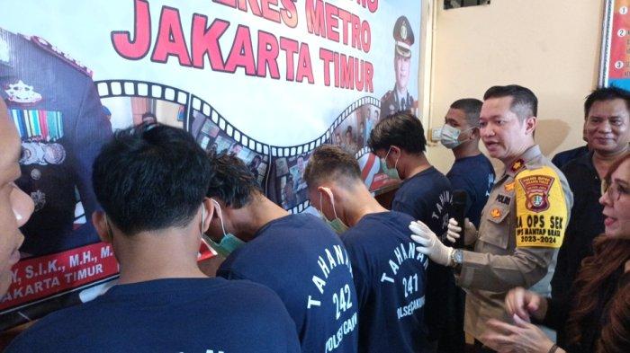 Empat pelaku bajing loncat dan seorang penadah besi curian saat dihadirkan dalam ungkap kasus di Mapolsek Cakung, Jakarta Timur, Jumat (26/1/2024).