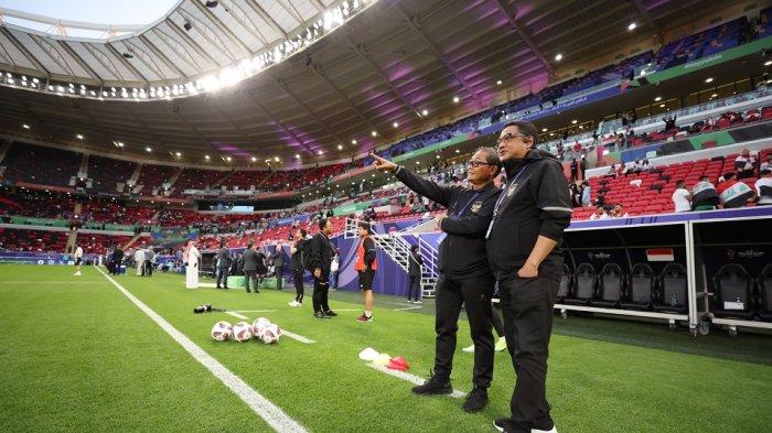 Manajer Timnas Indonesia, Endri Erawan dan Sumardji saat mendampingi tim di Piala Asia 2024.