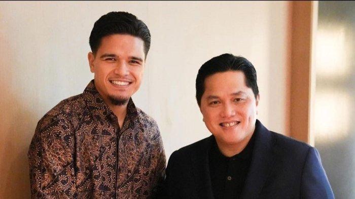 Ketua Umum PSSI Erick Thohir foto bersama Ragnar Oratmangoen, gelandang asal tim Fortuna Sittard yang siap dinaturalisasi.