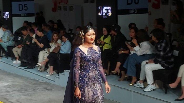 Erina Gudono tampil cantik nan memukau dalam peragaan busana JF3 Fashion Festival di Summarecon Mall Kelapa Gading, Jakarta Utara, Jumat (21/7/2023).  (1)