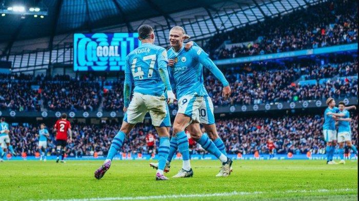 2 pemain Manchester City Erling Haaland dan Phil Foden melakukan selebrasi di Liga Inggris.