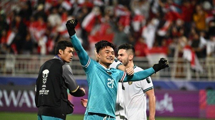 Penjaga Gawang Timnas Indonesia, Ernando Ari Sutaryadi merayakan kemenangan Indonesia atas Vietnam di Piala Asia 2023