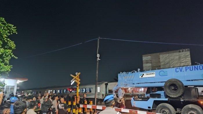 Kereta api Brantas 112 dari Jakarta menuju Surabaya berhasil melintas pertama kali pukul 22.45 WIB selepas menunggu evakuasi bangkai truk imbas kecelakaan kereta api vs truk tronton di palang pintu Madukoro, Semarang Barat, Kota Semarang, Selasa (18/7/2023).