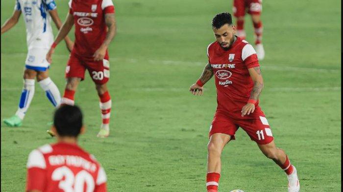 Penyerang Persis Solo, Facundo Walter Aranda berusaha mengirimkan bola di laga melawan PSIS Semarang.