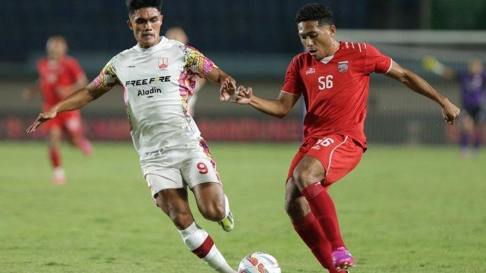 Duel pemain Borneo FC, Fajar Fathurahman dengan penyerang Persis Solo, Ramadhan Sananta di Piala Presiden 2024.