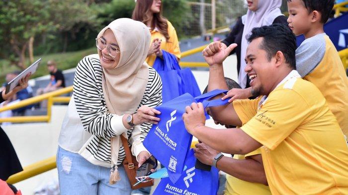 Fan Fest digelar di area tribun bagi penonton dengan hadiah menarik dari Kimia Farma Diagnostika & Laboratorium (KFD).