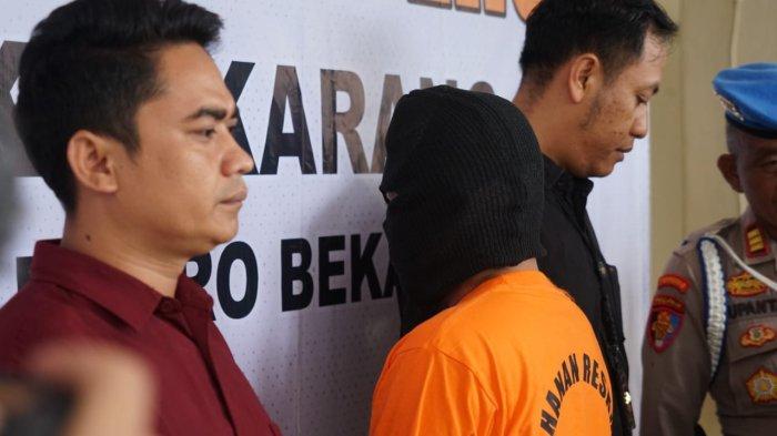 Teganya kakak di Bekasi bernama Firmansyah (36) menusuk adiknya, Dewi Prastika (25) hingga tewas. Pisau itu mendarat di dada dan perutnya Dewi Prastika ketika dirinya hendak salat dhuha.