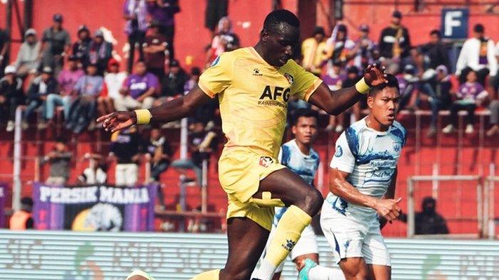Penyerang Persik Kediri, Flávio Silva saat beraksi diturunkan bermain melawan PSIS Semarang di Stadion Brawijaya, kediri, Jumat (25/8/2023).