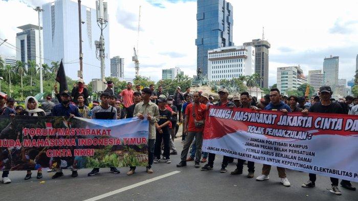 Elemen massa yang mengatasnamakan Forum Masyarakat Muda Mahasiswa Indonesia Timur Cinta NKRI dan Aliansi Masyarakat Jakarta Cinta Damai juga menggelar aksi di Patung Kuda, Rabu (7/2/2024).