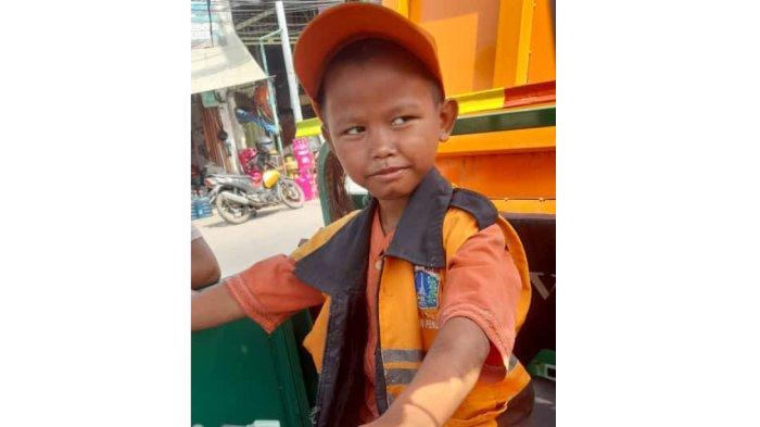 Foto Awan mengenakan rompi petugas PPSU dan bergaya di atas gerobak motor Kelurahan Penjaringan.