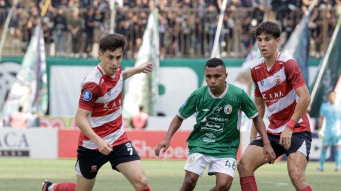 Penyerang PSS Sleman Todd Rivaldo Ferre dijaga ketat dua pemain Madura United Francisco Israel Rivera di Stadion Maguwoharjo, Sleman, Minggu (24/9/2023).