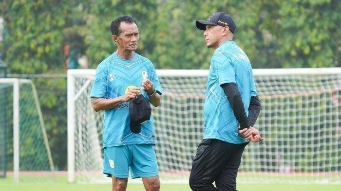 Frans Sinatra Huwae (kiri) dan Rahmad Darmawan.