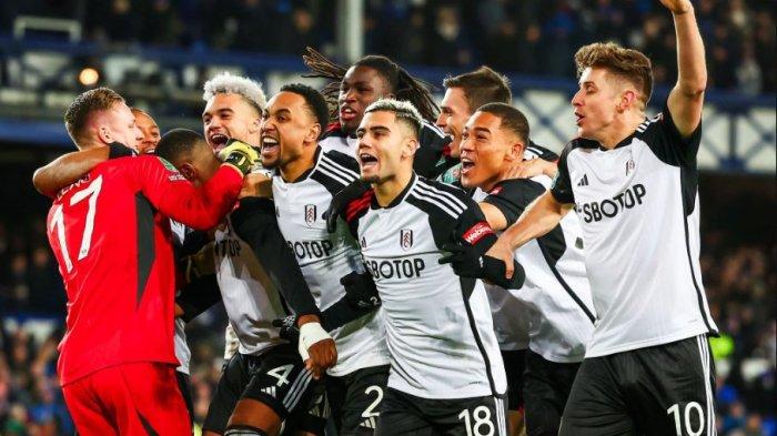 Pemain Fulham kompak melakukan selebrasi kemenangan di Liga Inggris.