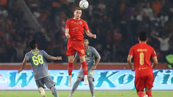 Playmaker Persija Jakarta, Maciej Gajos menyundul bola di pertandingan melawan Persebaya Surabaya di Stadion Utama Gelora Bung Karno (SUGBK), Jakarta, Minggu (30/7/2023).