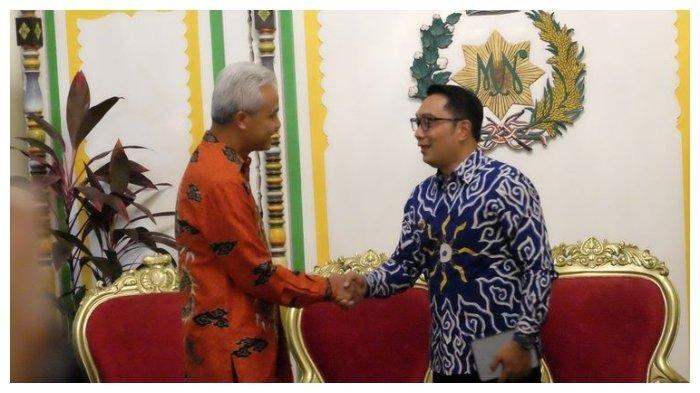 Gubernur Jawa Tengah Ganjar Pranowo dan Gubernur Jawa Barat Ridwan Kamil di Pura Mangkunegaran, Surakarta, Jawa Tengah, Jumat (28/10/2022).
