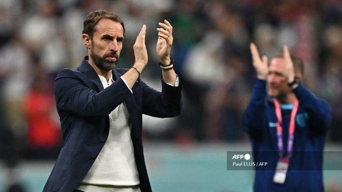 Pelatih Inggris Gareth Southgate memberi tepuk tangan kepada pendukung