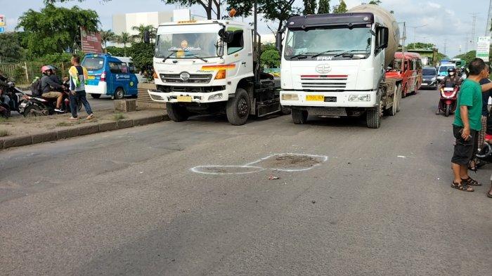 Garis tanda korban kecelakaan di Jalan Akses Marunda, Cilincing, Jakarta Utara, Minggu (18/2/2024).