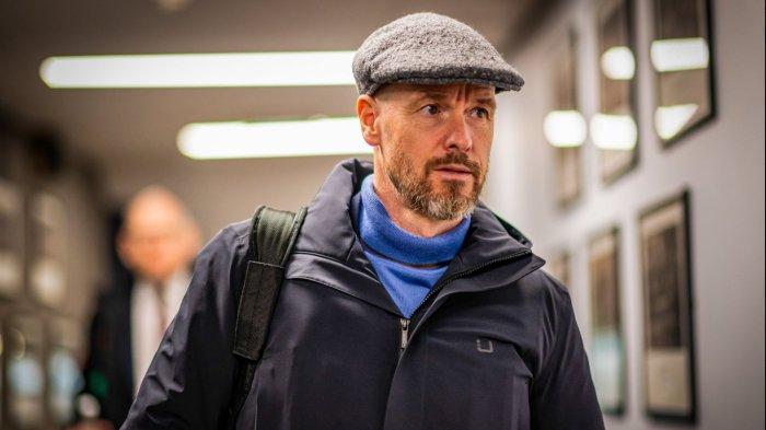 Gaya kasual pelatih Manchester United Erik Ten Hag di Liga Inggris.