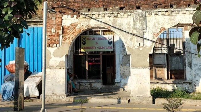 Gedung usang di kawasan Kota Tua, Jalan Kali Besar Timur, Taman Sari, Jakarta Barat dijadikan toilet umum dan tempat tidur pemulung. Gedung ini, menurut tenaga ahli pemandu wisata UPK Kota Tua, pernah menjadi balaikota pertama Jakarta.