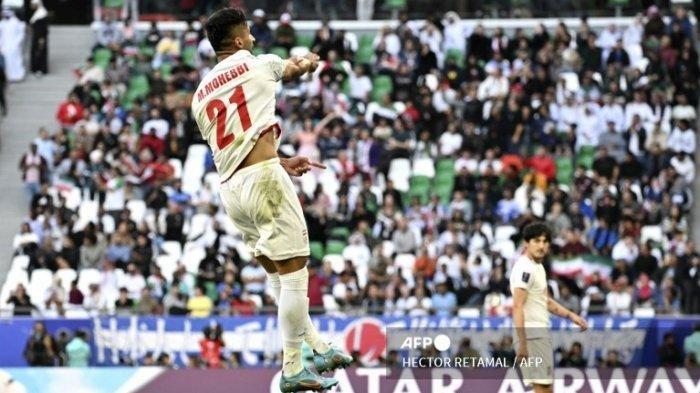Gelandang Iran #21 Mohammad Mohebi merayakan gol pertama timnya pada pertandingan sepak bola perempat final Piala Asia AFC Qatar 2023 antara Iran dan Jepang di Education City Stadium di al-Rayyan, sebelah barat Doha, pada 3 Februari 2024.