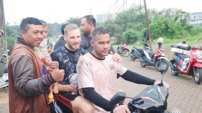 Gelandang Persija asal Jerman, Hanno Behrens dan kiper Andritany Ardhiyasa melayani permintaan Jakmania melakukan swafoto usai latihan di Bojongsari, Depok, Kamis (15/9/2022).