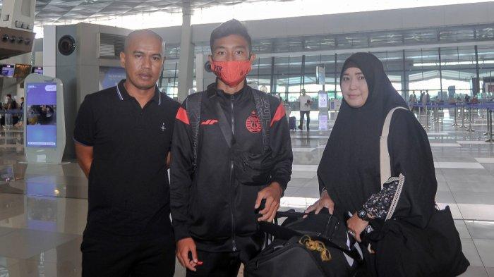 Gelandang muda Persija Jakarta, Rayhan Hannan bersama keluarga.