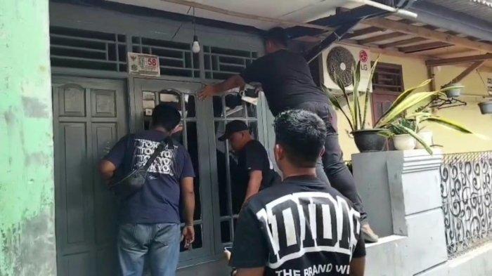 Personel Subdit Resmob Polda Metro Jaya saat melakukan penangkapan terhadap M. Adi Mahyanto pada unit kontrakan disewa pelaku di Pasar Rebo, Jakarta Timur, Selasa (15/4/2025)