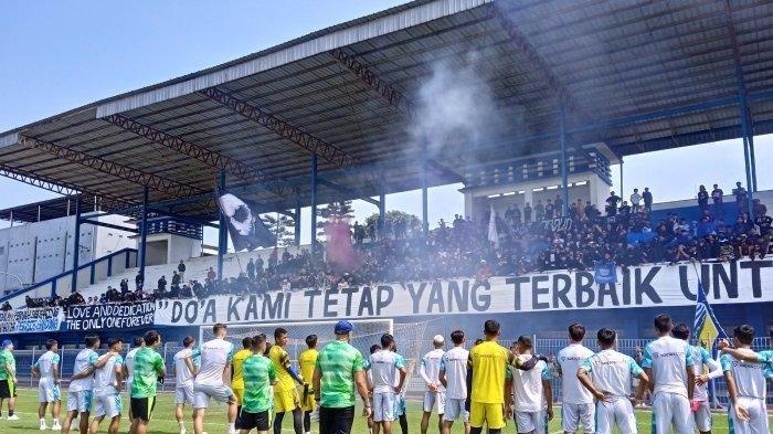Gerombolan bobotoh berikan dukungan kepada Persib Bandung saat sesi latihan di Stadion Sidolig, Kota Bandung pada Rabu (30/8/2023).