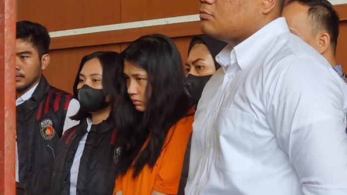 Gischa Debora Aritonang (19), mahasiswi yang menikmati uang Rp 5,1 miliar dari hasil menipu tiket penjualan konser Coldplay kini ditangkap Polres Metro Jakarta Pusat, Senin (20/11/2023).