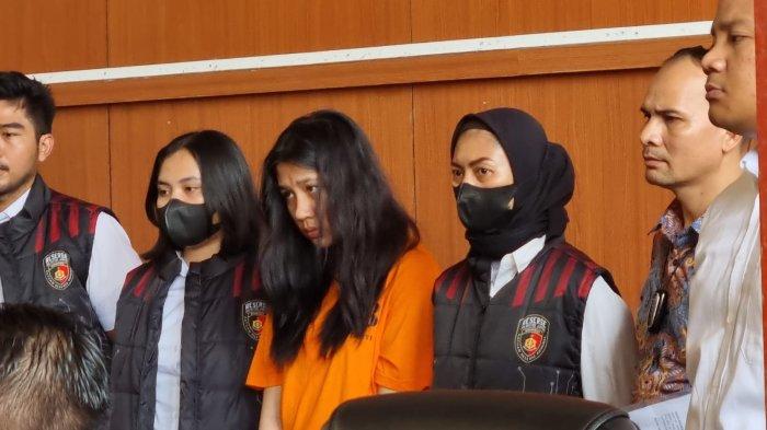 Gischa Debora Aritonang (19), mahasiswi yang menikmati uang Rp 5,1 miliar dari hasil menipu tiket penjualan konser Coldplay kini ditangkap Polres Metro Jakarta Pusat, Senin (20/11/2023).