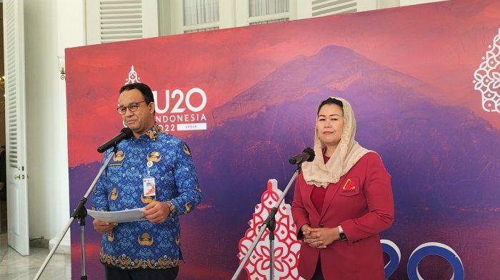Gubernur DKI Jakarta Anies Baswedan (kiri) dan Yenny Wahid (kanan) di pendopo Balai Kota DKI, Senin (19/9/2022)